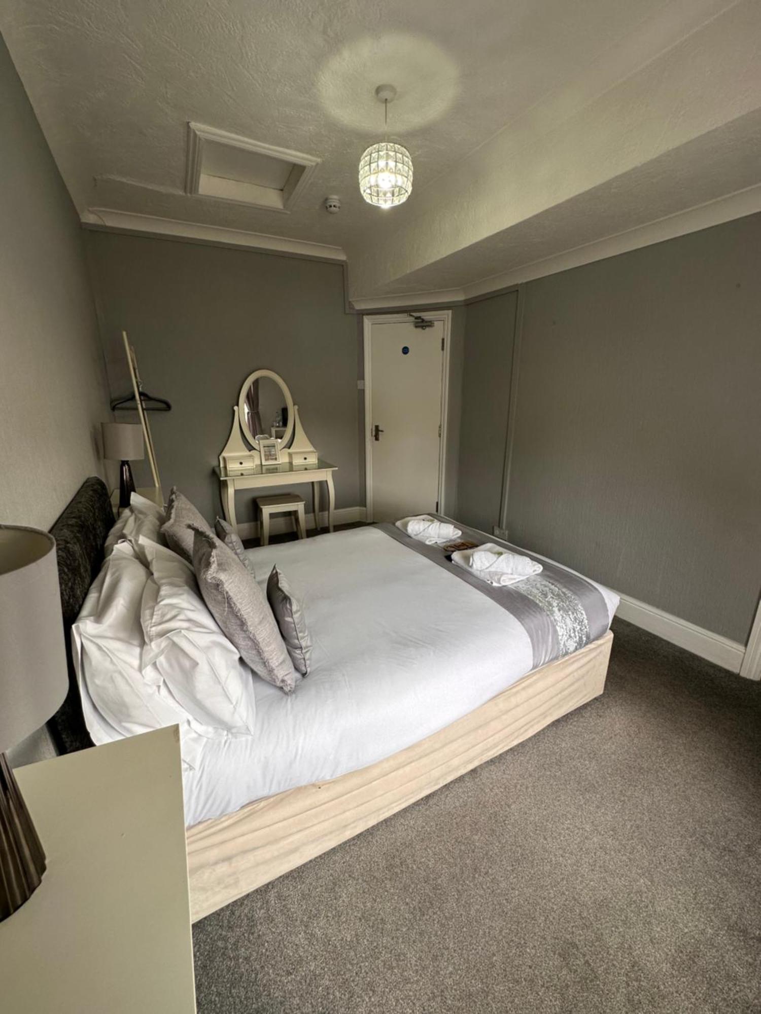 The Six Bells Bed & Breakfast Рочестър Екстериор снимка